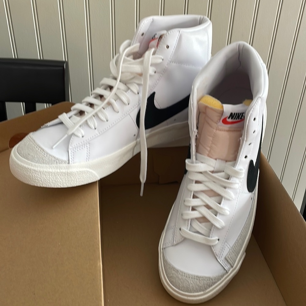 Brand new white/black Nike Blazers Mid ‘77